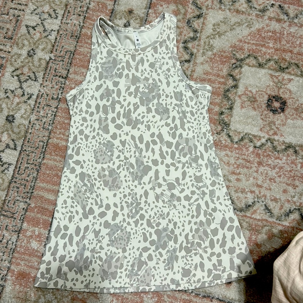 Size 6 Lululemon Align racer back tank hip length, never worn, great condition